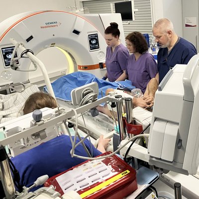 Interdisziplinäre Behandlung und Diagnostik eines schwerverletzten Patienten im Schockraum II u.a. mit dem Spektralcomputertomographen (Würth-CT).